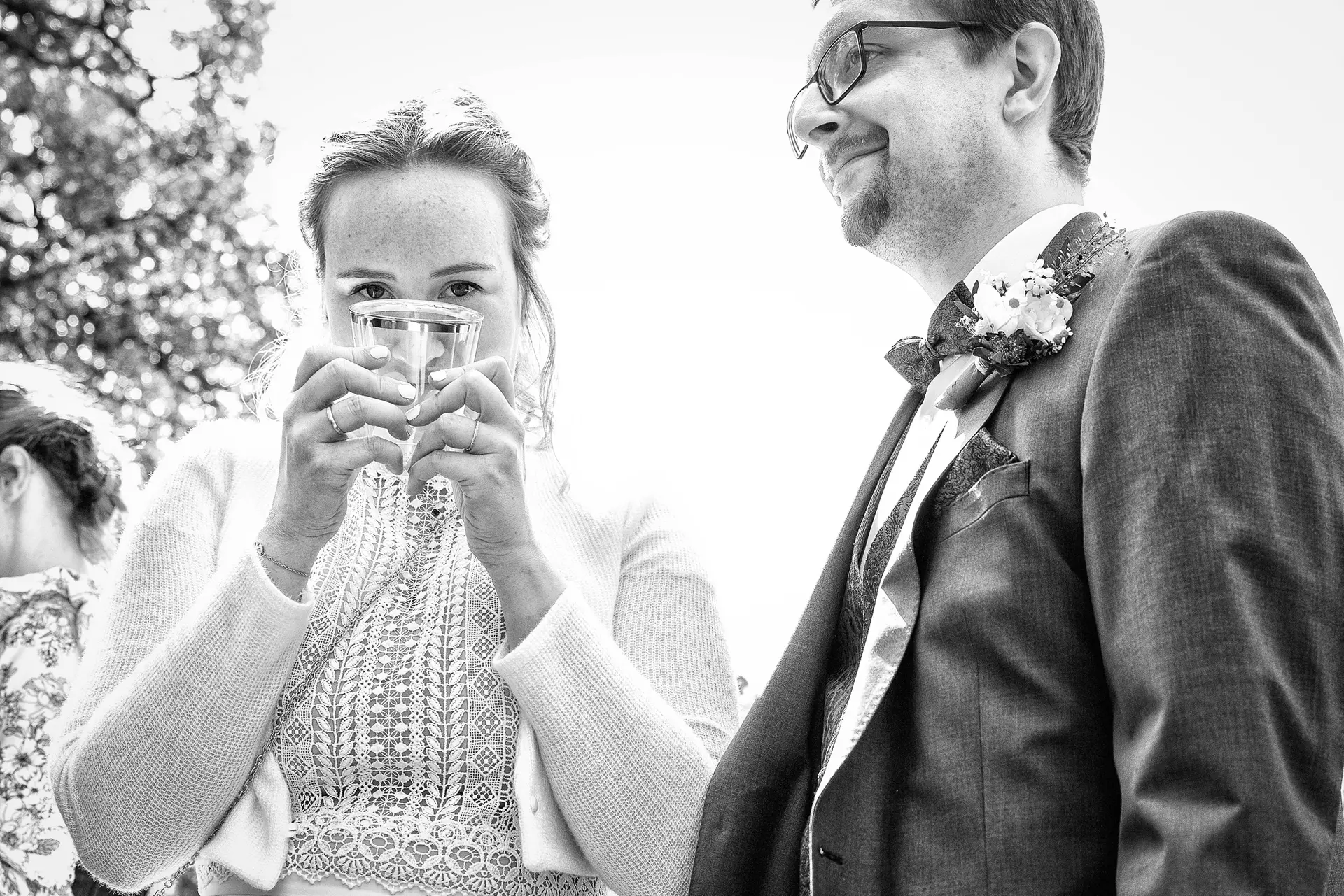 Dokumentarische Hochzeitsfotografie Niedersachsen – Brautpaar beim ausgelassenen Sektempfang